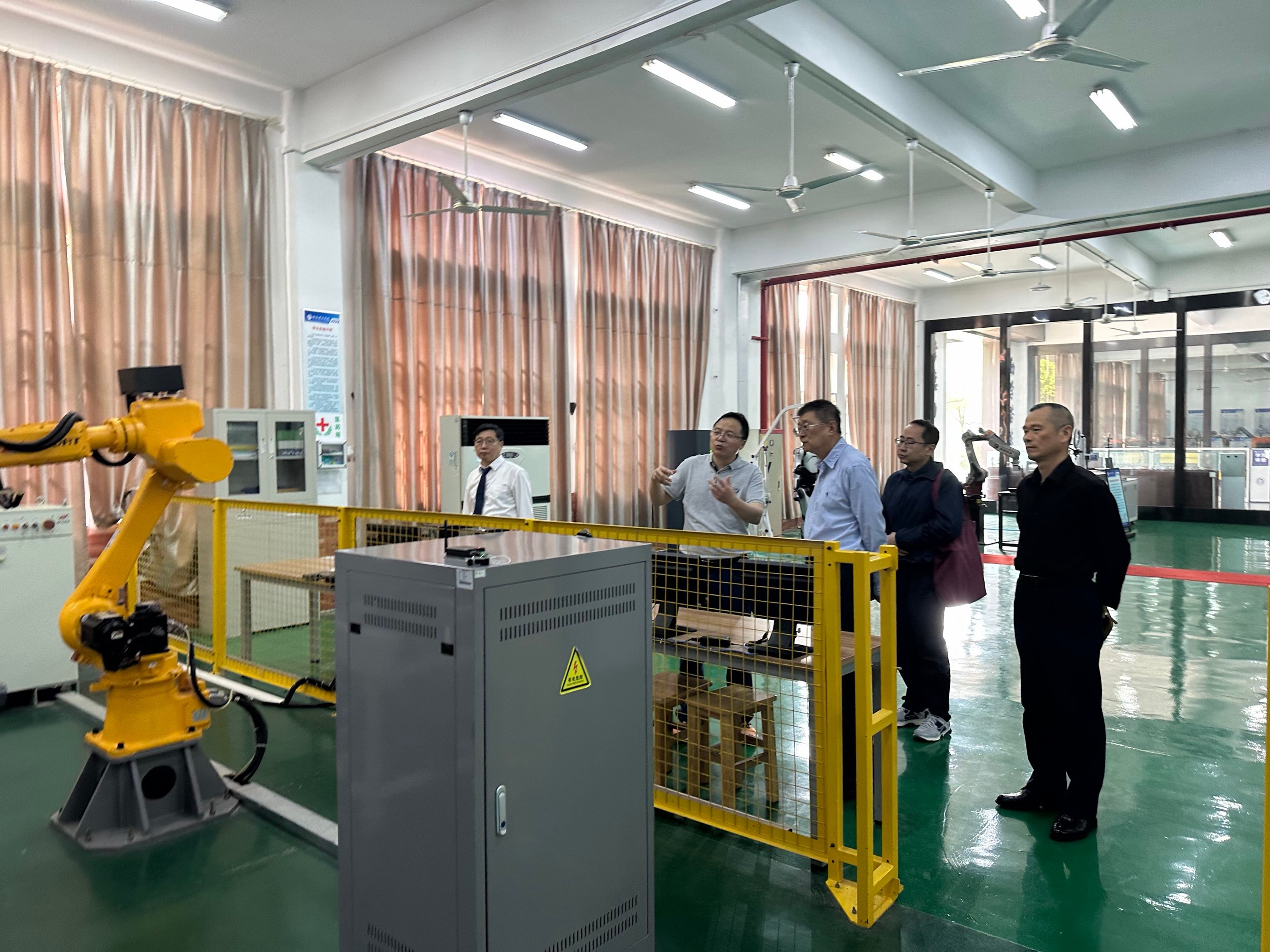 中国科学院院士张荻教授莅临我校指导工作并作专题学术报告